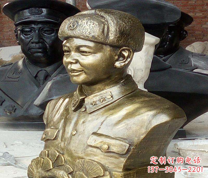 昆明半身雷锋铜像