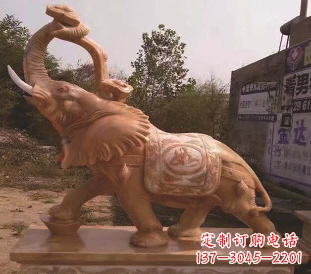 昆明鼻卷如意的大象石雕