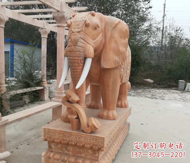 昆明鼻卷如意的大象晚霞红门口镇宅石雕