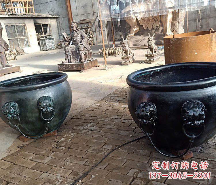昆明铜雕制的水缸摆件