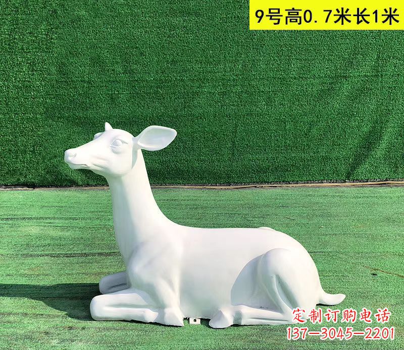 昆明玻璃钢白色小鹿雕塑公园动物摆件