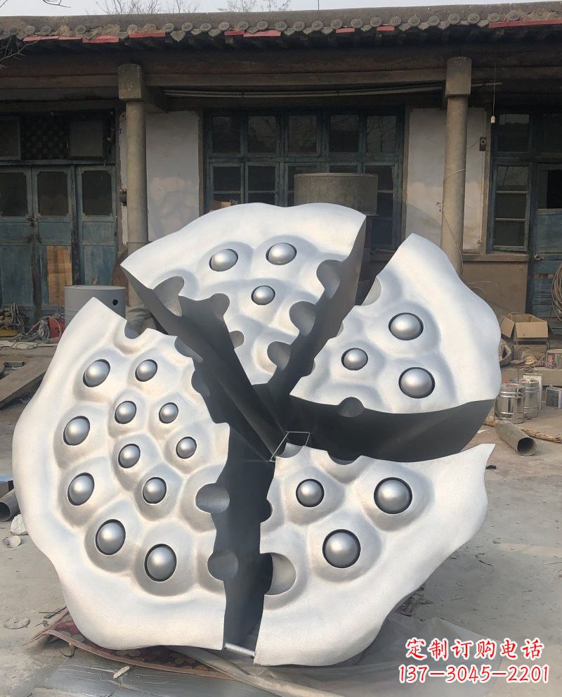 昆明玻璃钢莲蓬雕塑美丽的象征