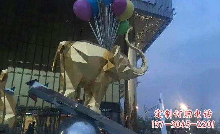 昆明大象踩高跷——点缀城市景观