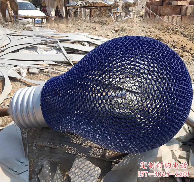 昆明不锈钢灯泡雕塑灯光下的美丽之美