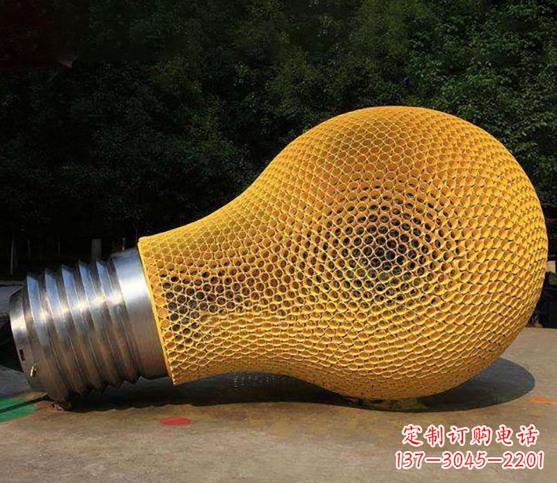 昆明不锈钢灯泡雕塑灯光下的美丽