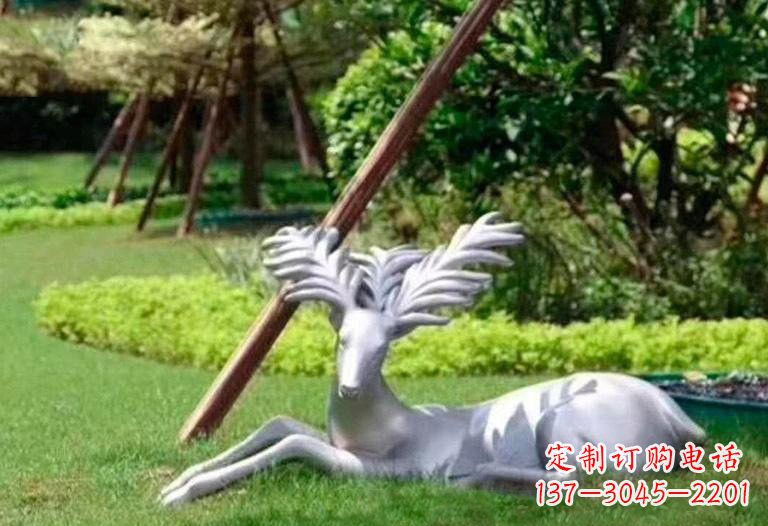 昆明不锈钢公园大角鹿雕塑精致而美丽