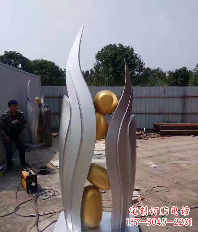 昆明不锈钢广场翅膀雕塑象征着自由之翼