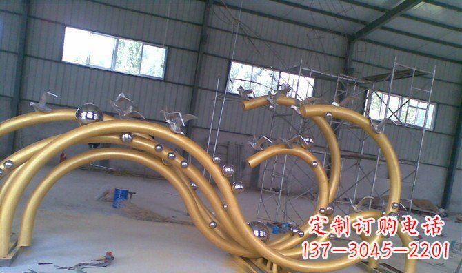 昆明海鸥景观以不锈钢雕塑点亮海岸