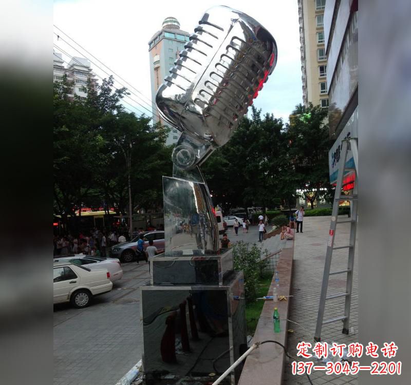 昆明不锈钢话筒雕塑高贵而又精致