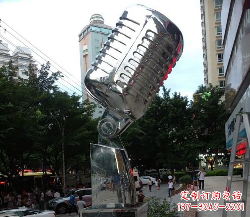 昆明不锈钢话筒雕塑象征传统文化和新时代