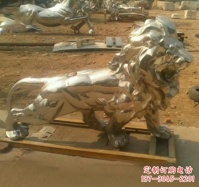 昆明不锈钢狮子雕塑给空间增添生机