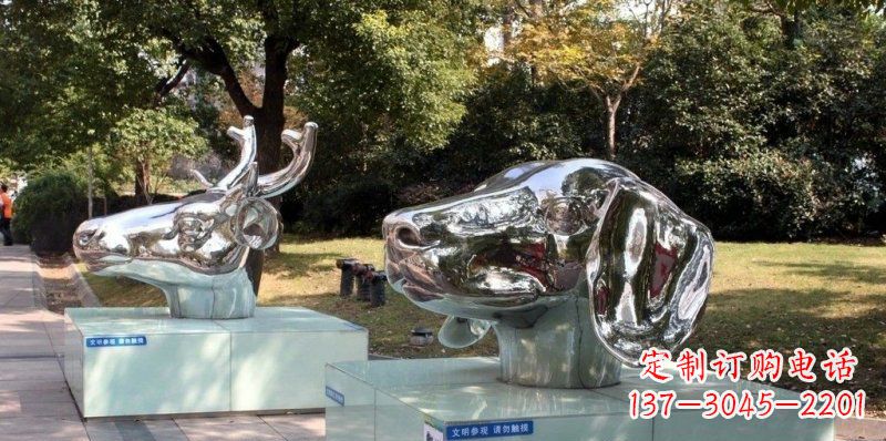 昆明狗头公园不锈钢鹿和狗雕塑