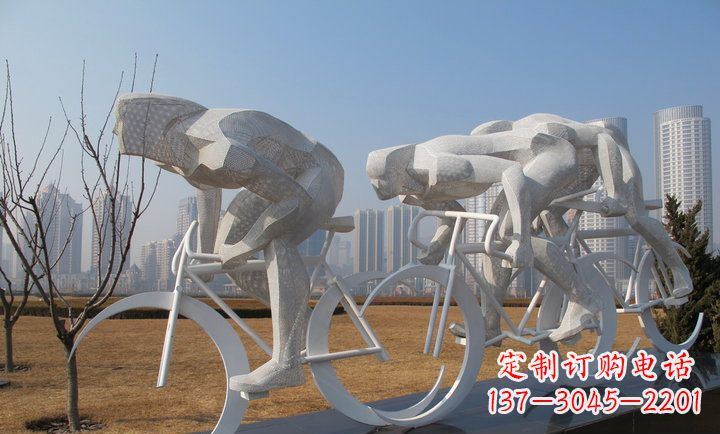 昆明展现运动风采的不锈钢自行车雕塑