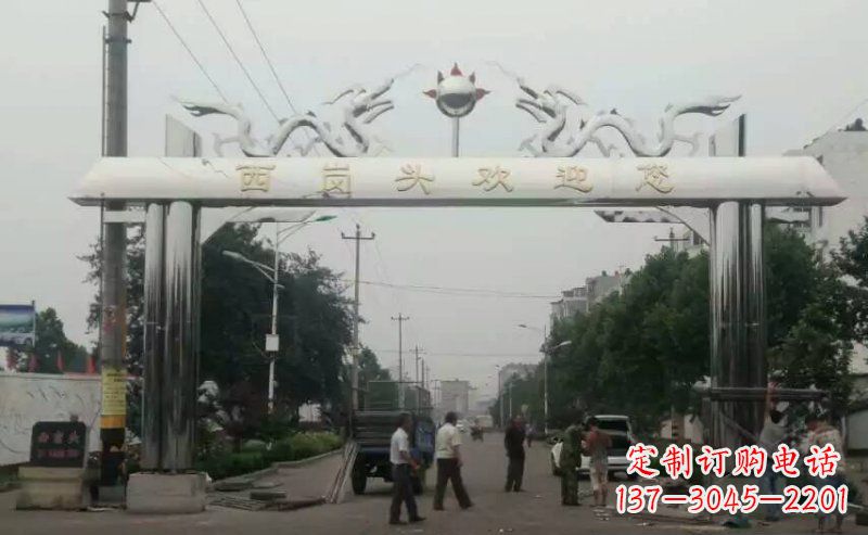 昆明不锈钢双龙戏珠牌坊传承文化的雕塑之美