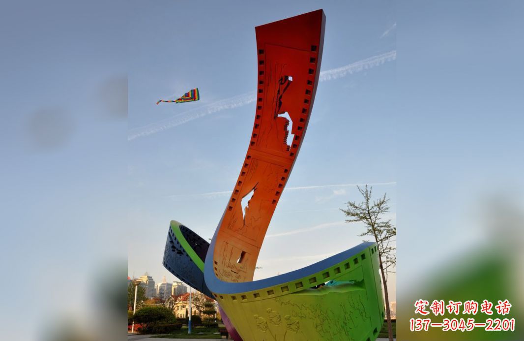 昆明不锈钢五彩胶卷广场雕塑——现代美学的象征