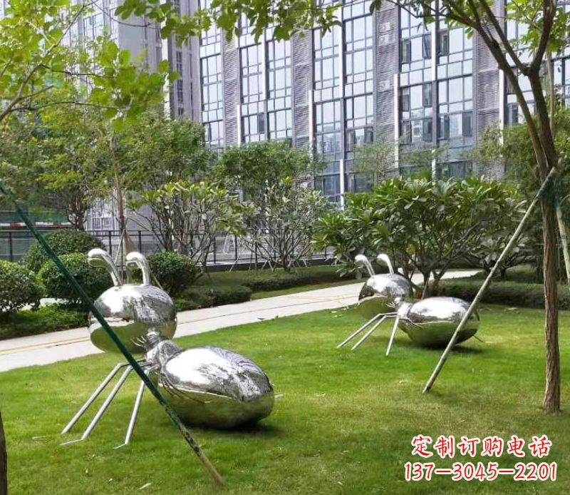 昆明不锈钢小区的蚂蚁雕塑