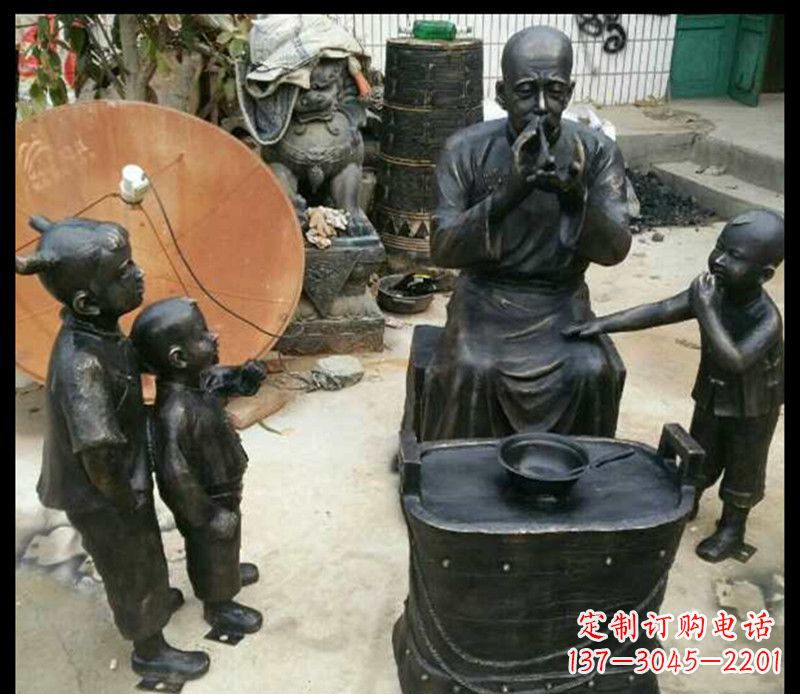 昆明步行街吹糖人的人物铜雕