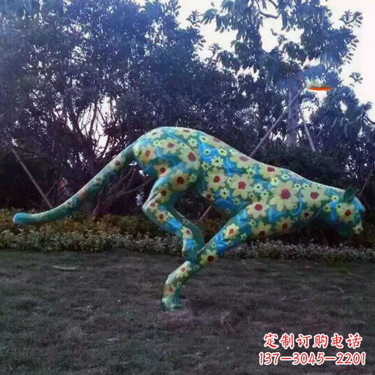 昆明玻璃钢彩绘豹子雕塑艺术与自然的完美结合
