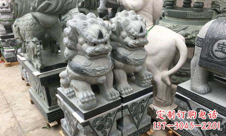 昆明踩球狮子门口看门石雕