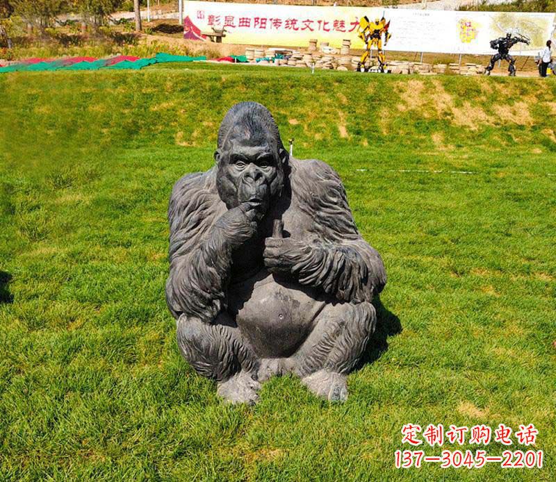 昆明猩猩雕塑——草坪猩猩公园的艺术精品