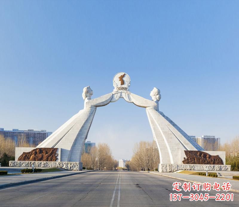 昆明城市街道的拱门雕塑——让城市更加精彩