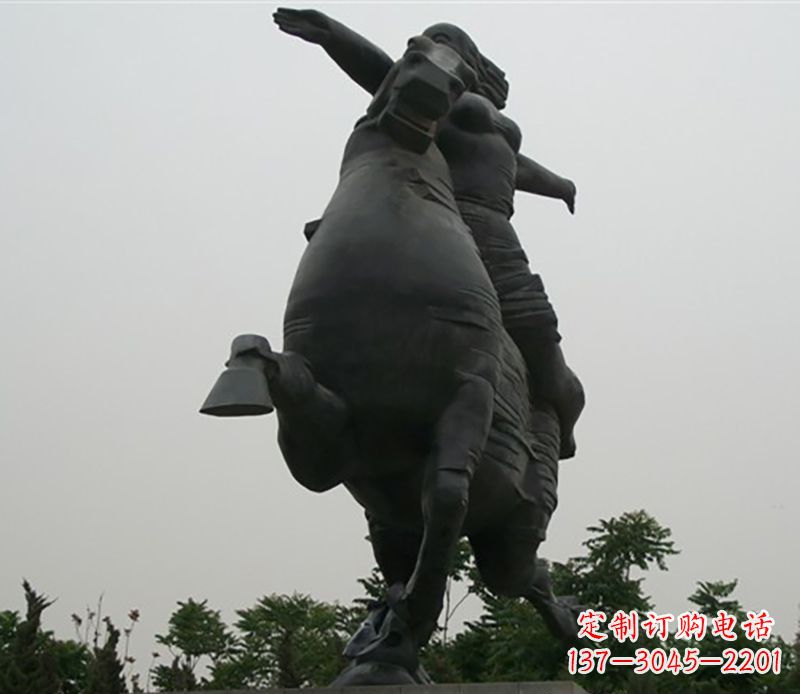 昆明穿越时空铜人骑马铜雕