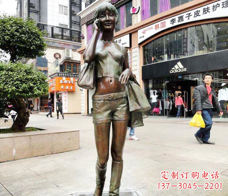 昆明打电话逛街的女孩铜雕