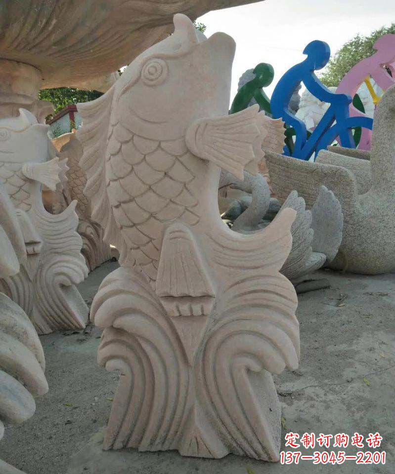 昆明大理石艺术装饰绚丽多彩的鲤鱼雕塑