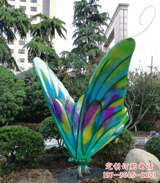 昆明华丽璀璨的蝴蝶彩绘雕塑