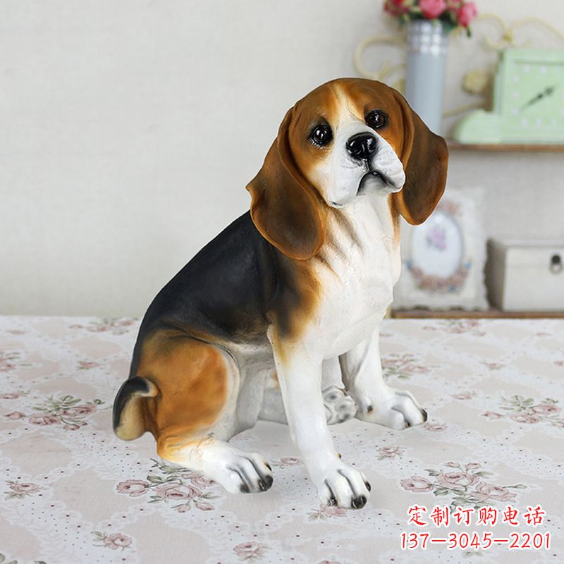 昆明玻璃钢蹲姿仿真比格犬雕塑