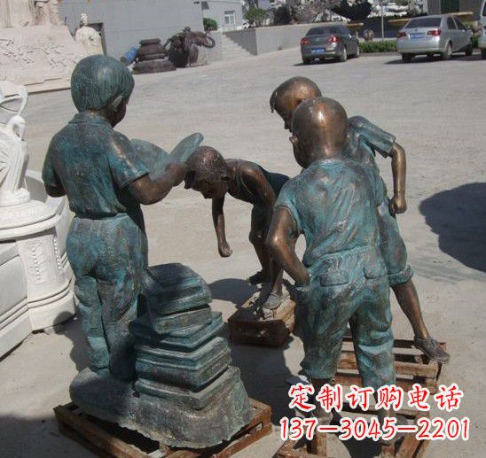 昆明各种造型的小孩铜雕像