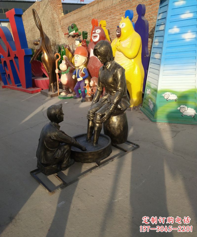 昆明给妈妈洗脚的儿童铜雕