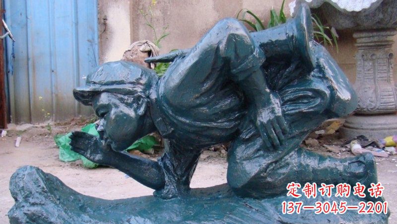 昆明传统文化符号——小红军冲锋号雕塑