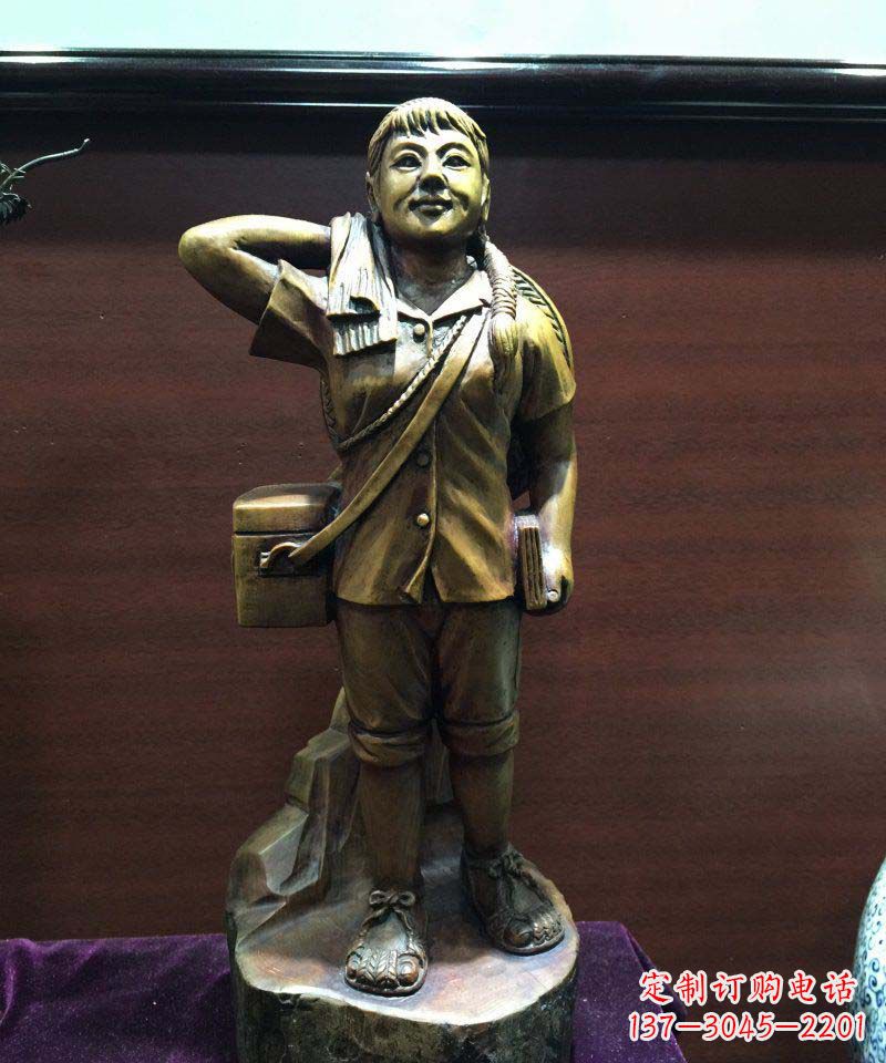 昆明浪漫而优雅的铜雕女人雕塑