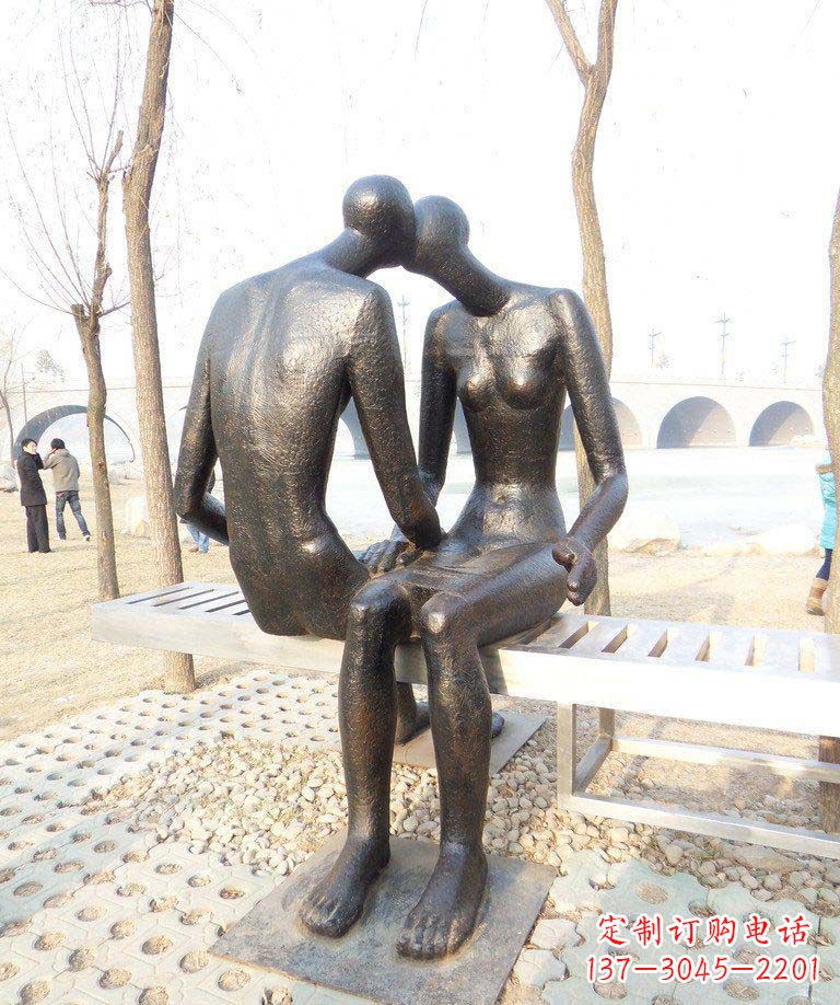 昆明公园抽象亲吻的情侣景观铜雕