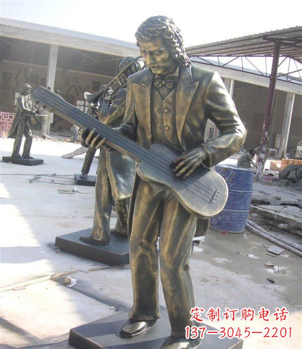 昆明西方人物铜吉他雕塑