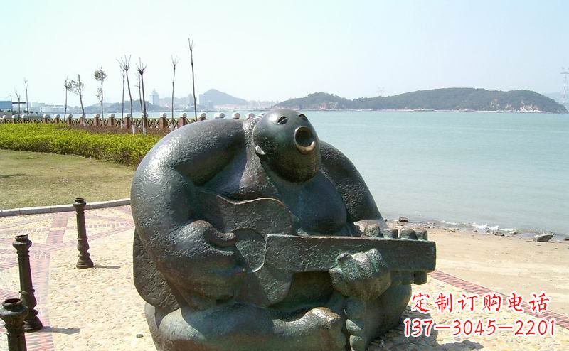 昆明音乐驻足，公园弹吉他铜雕