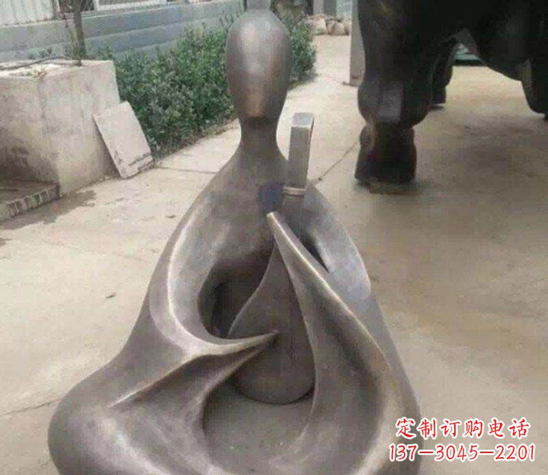 昆明抽象景观弹琵琶铜雕