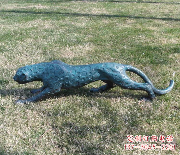 昆明公园金钱豹铜雕