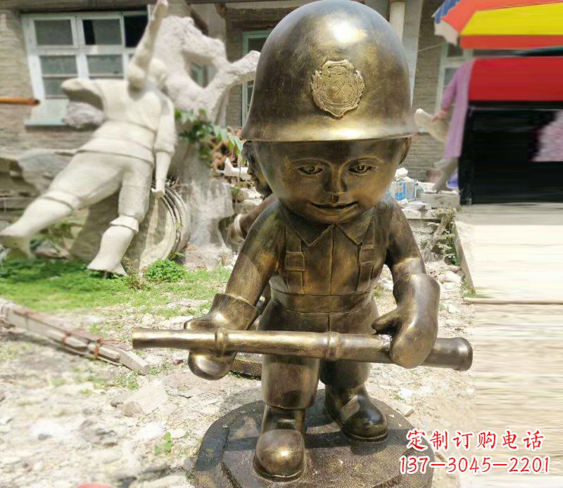 昆明精致细腻的交通警察铜雕
