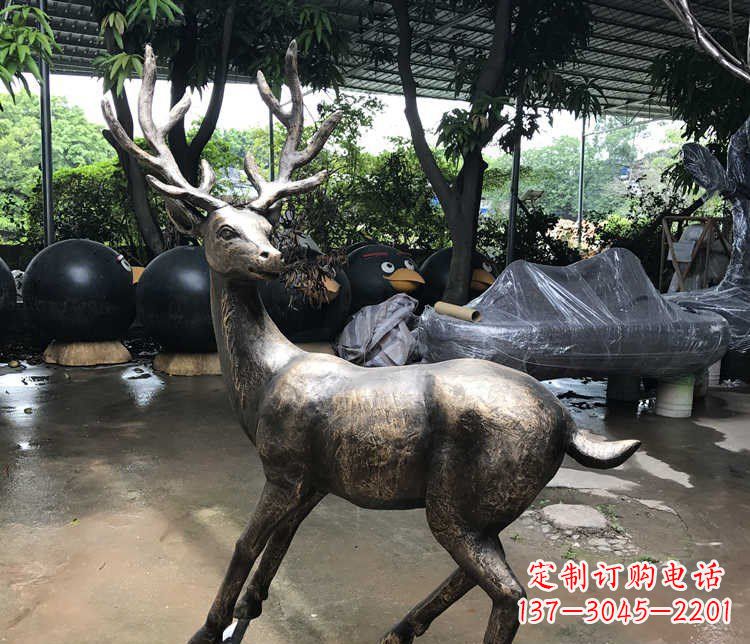 昆明静谧的梅花鹿铜雕