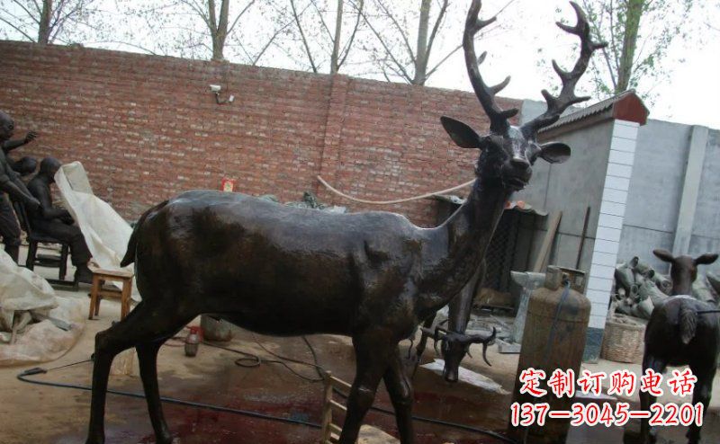 昆明公园梅花鹿小鹿动物铜雕