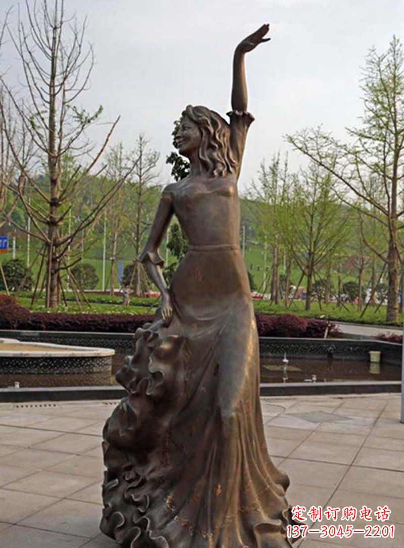 昆明公园跳舞的女孩人物铜雕