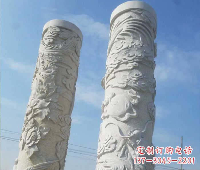 昆明艺术化的广场龙柱石雕