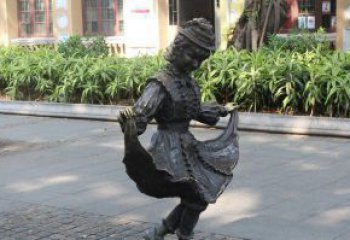 昆明中领雕塑推出的爱舞的小少女铜雕，以少女跳…