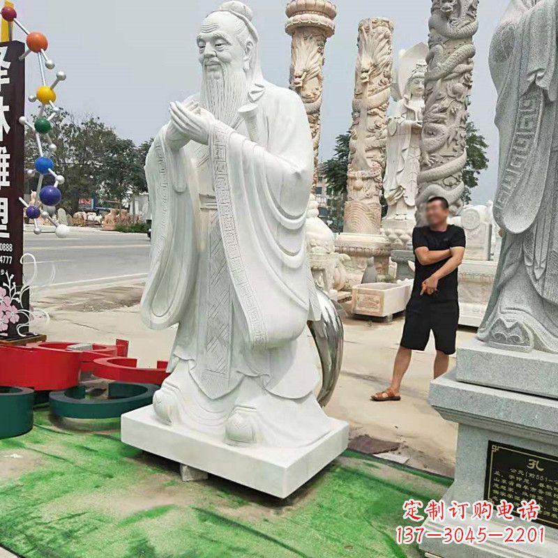 昆明孔子石雕像校园