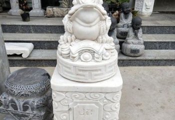昆明金蟾立柱石动物雕塑