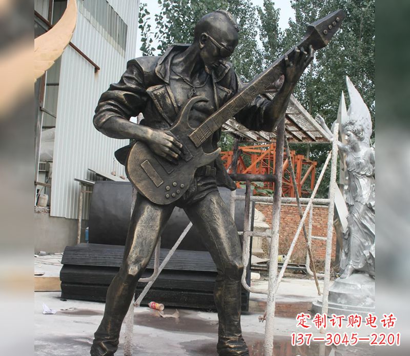 昆明男人弹吉他人物景观铜雕