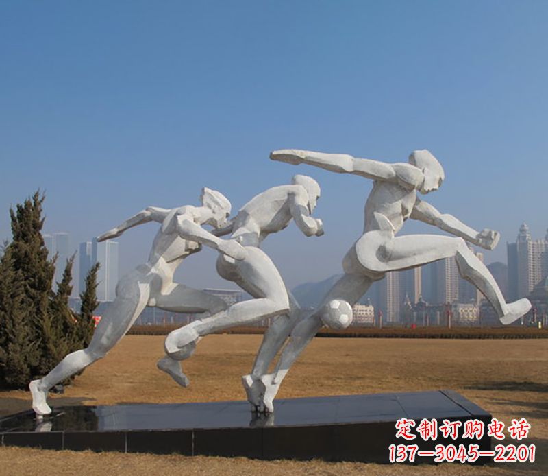 昆明踢足球不锈钢运动雕塑