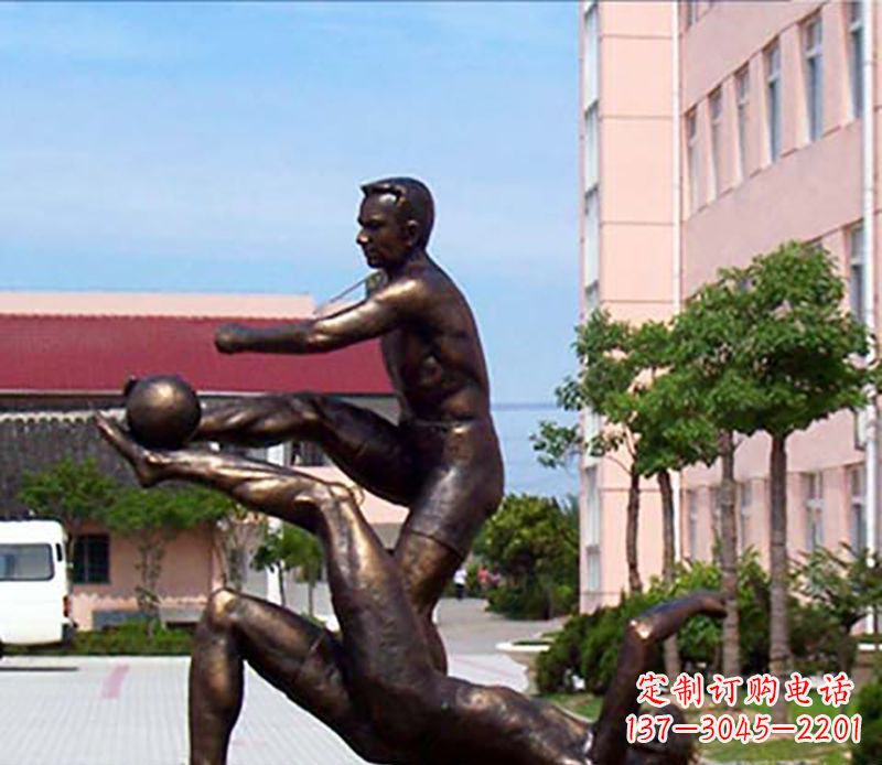 昆明踢足球人物广场小品铜雕